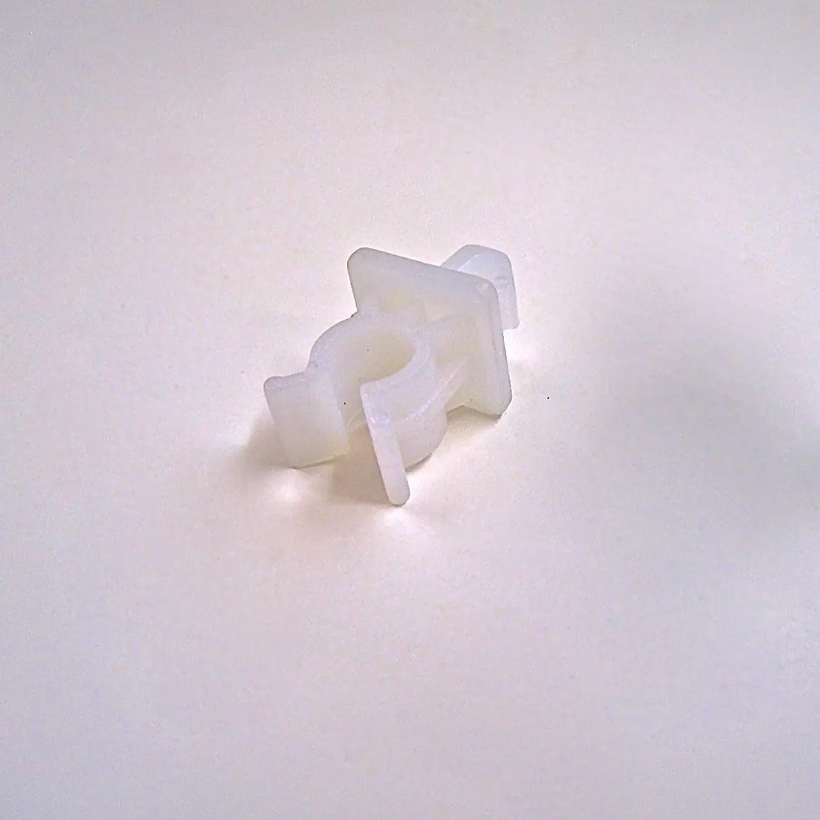 CLIP FOR HOOD STAY ROD SUPPORT (OEM) – GEO TRACKER / SIDEKICK ’89-’98