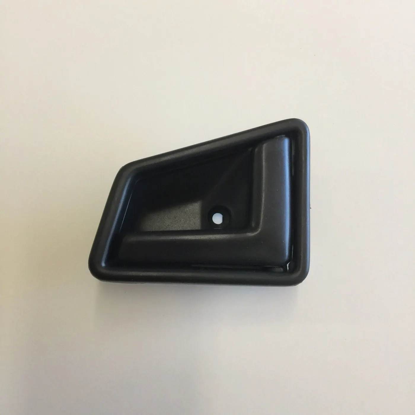 INTERIOR DOOR OPENER HANDLE (RH) – BLACK – GEO TRACKER / SIDEKICK ’89-’98
