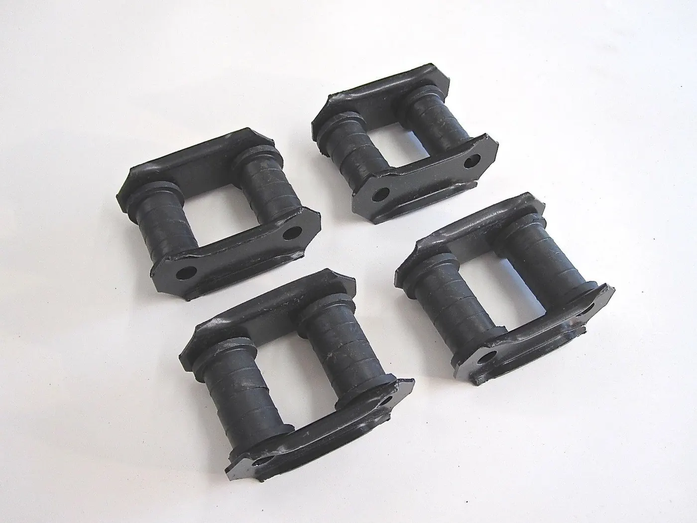 COMPLETE SET – LEAF SPRING SHACKLES / BUSHINGS (OEM) – SAMURAI ’80-’95